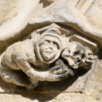 Moine tenant un crâne