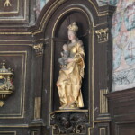 Vierge couronnée présentant l'enfant Jésus.
D'autres y verront Anne d'Autriche présentant son fils né tardivement en 1638.